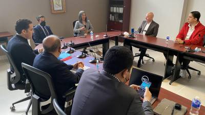Gabriela Castellanos y Odir Fernández del CNA, reunidos con el equipo de transición de Xiomara Castro este lunes 13 de diciembre en Tegucigalpa.