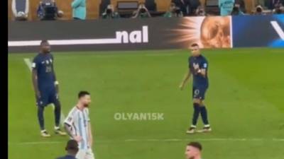 En las imágenes se ve a Mbappé y a Messi supuestamente provocándose en el partido de la final de Qatar.