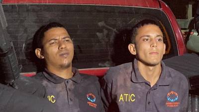 Jefry Cáceres y Claudio Aguirre después de ser detenidos.