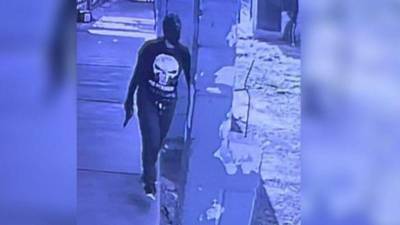 Fotografía muestra a una reclusa cargando un arma el día la matanza de 46 mujeres en Pnfas, cárcel de mujeres ubicada en Támara, en las afueras de Tegucigalpa, capital de Honduras.