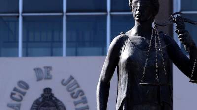 Fotografía muestra la estatua de la diosa Temis en la sede de la Corte Suprema de Justicia (CSJ) de Honduras.