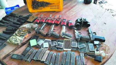 Parte del arsenal encontrado en el módulo Escorpión.