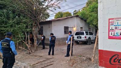 Fiscales de Delitos Contra la Vida cuando dirigen allanamiento en la colonia Villa del Gran Amor en la ciudad de Choluteca.