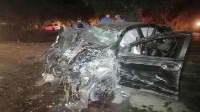 El carro en el que se conducían las víctimas quedó destruido; el accidente fue en Quebrada Seca.
