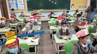 Los estudiantes de la provincia china de Hangzhou regresaron este lunes a la escuela utilizando sombreros de un metro para garantizar la distancia social entre compañeros y evitar los contagios de coronavirus.