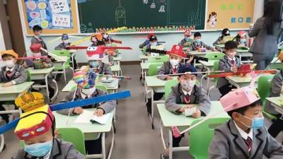 Los estudiantes de la provincia china de Hangzhou regresaron este lunes a la escuela utilizando sombreros de un metro para garantizar la distancia social entre compañeros y evitar los contagios de coronavirus.