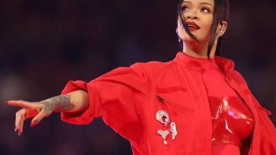 La cantante Rihanna durante su show en el Super Bowl.