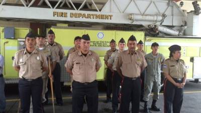 Los bomberos sampedranos desarrollan la ceremonia en su plantel principal.