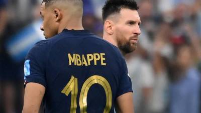 Mbappé y Lionel Messi durante la Gran Final del Mundial de Qatar entre Francia y Argentina.