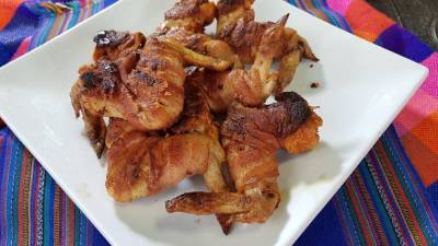 En esta receta de alitas con tocino al grill, aprovechamos el delicioso perfil de sabor del tocino para realzar las alitas. Al cocinarlas a la parrilla, la carne del pollo se mantiene suave y jugosa, mientras que el tocino se vuelve crujiente y dorado.