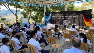 Los estudiantes en los actos. El ministro Esponda supervisó las mejoras en el colegio.