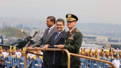 El presidente hondureño Juan Orlando Hernández durante la ceremonia del cumpleaños 87 de la Fuerza Aérea Hondureña.