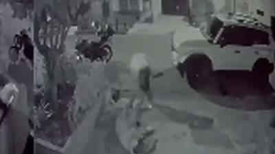 Video del momento en que dos agentes son abatidos mientras inspeccionan camioneta robada