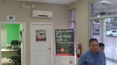 Algunos familiares de migrantes tuvieron que regresar a casa sin ellos por el vuelo cancelado.