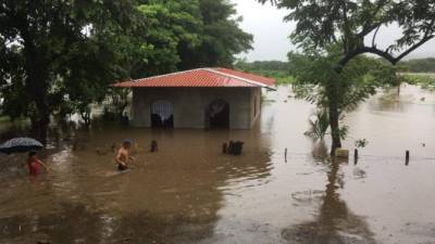 Río Ochomogo crecido y viviendas inundadas en Nicaragua. Foto sacada del Twitter de @Jasmnica