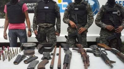 Armas presentadas en las instalaciones de Fusina en San Pedro Sula.