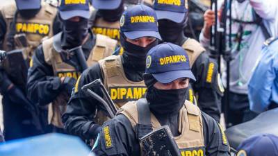 Agentes de la Dirección Policial Anti Maras y Padillas Contra el Crimen Organizado (DIPAMPCO).