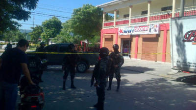 Las autoridades allanaron la tienda Xavi Store en el barrio Las Palmas de San Pedro Sula.