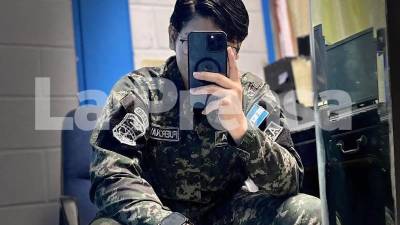 Waldina Mejía Valle Arzú, de 23 años e infante de Marina de la Fuerza Naval de Honduras, murió el martes 1 de septiembre luego de ser atacada a balazos la noche del lunes en el sector de Nueva Aldea, cerca de Los Laureles, en Tegucigalpa. La Policía Nacional investiga el crimen y descartó que el móvil haya sido el robo de su motocicleta.