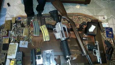 Armas, municiones, teléfonos satélitales y documentos fueron encontrados.