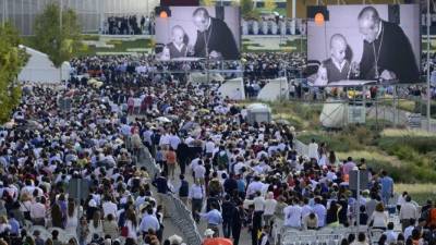 Álvaro del Portillo, mano derecha del fundador del Opus Dei, el santo español Josemaría Escrivá de Balaguer, al que sucedió al mando de la institución de 1975 hasta 1994, llevó 'una vida humilde al servicio de los demás', afirmó el papa en una carta leída durante la ceremonia.