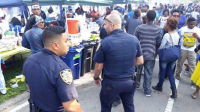 Policías de Estados Unidos patrullan el Crotona Park en Nueva York, un área de reunión de hondureños.
