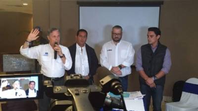 Los aspirantes a diputados Billy Joya, Antonio Rivera, el gerente general de Imix, Rino Marzocco, y Kilveth Beltrand.