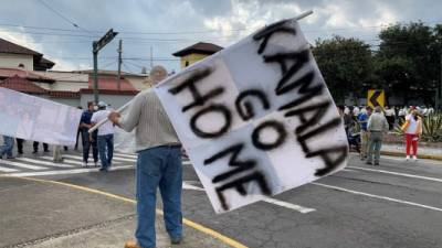 Un grupo de ciudadanos se planta frente a la Fuerza Aérea Guatemalteca y coloca mantas con mensajes dirigidos a la vicepresidenta de Estados Unidos, Kamala Harris.