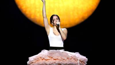 Prometía éxtasis y no decepcionó. Rosalía inició el lunes en Lyon (Francia) la gira de su cuarto disco, Lux, con un espectáculo en el que la artista catalana sumergió al público en un viaje ecléctico, por momentos teatral como un ballet y, a ratos, desenfrenado como una fiesta electrónica en una iglesia abandonada.