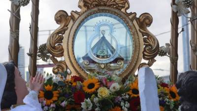 La imagen original de la Virgen de Suyapa salió a las calles de Tegucigalpa este sábado 24 de enero en una peregrinación que marcó el inicio oficial de las celebraciones por un nuevo aniversario de su hallazgo.
