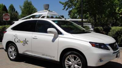 El Lexus blanco que se conduce solo dio un recorrido por Mountain View.
