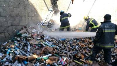 El incendio destruyó por completo la fábrica de cohetes en pocos minutos pese a la rápida reacción de los bomberos.