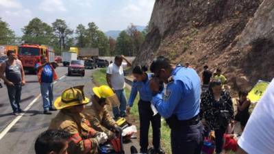 Al menos 20 personas resultaron heridas tras accidentarse un autobús de la Academia Nacional de Policía (Anapo) este jueves en el kilómetro 48 entre las comunidades de Las Mercedes y Las Flores, carretera CA-5 que comunica a San Pedro Sula con Tegucigalpa.