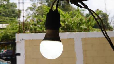 Las altas temperaturas, que alcanzan los 37 grados centígrados con sensaciones térmicas de hasta 40, están provocando un aumento en la demanda de energía eléctrica en los hogares, principalmente por el uso de aires acondicionados, ventiladores y refrigeradoras. Este incremento impacta directamente en la factura del servicio eléctrico, por lo que expertos recomiendan adoptar medidas de ahorro.