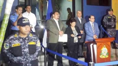 Los miembros de la comisión de depuración durante la conferencia de prensa en la que explicaron cómo será el proceso para la separación de oficiales.