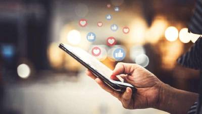 Imagen referencial de una persona usando las redes sociales en su télefono.