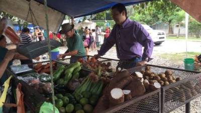 Arnaldo Castillo, titular de la SDE, durante el recorrido que hizo en los mercados este fin de semana.