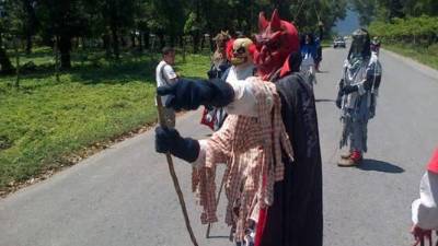 Lo más llamativo de los personajes son sus disfraces, vestuarios y máscaras plásticas terroríficas y a veces humorísticas; lo que es signo de atracción para propios y extraños.