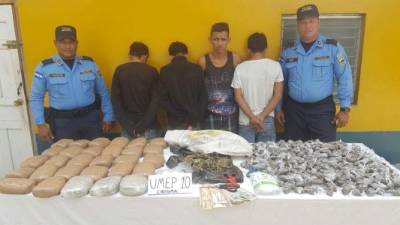 Imagen de los jóvenes, supuestos pandilleros de la 18, detenidos en Choloma, Cortés, por autoridades de la Policía.