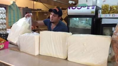 Vendedor del Dandy mientras ordena los quesos.