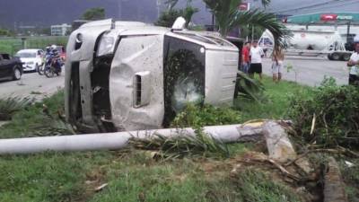 El vehículo en el que viajaban los policías se estrelló contra un poste eléctrico.