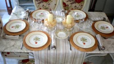 En la decoración de la mesa no pueden fallar las velas, le darán un toque de elegancia.