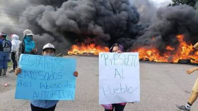 Los pobladores quemaron llantas y gritaron consignas.