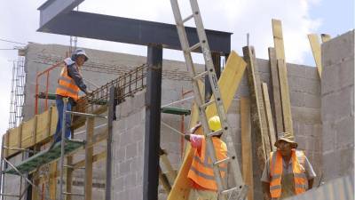 El Congreso Nacional aprobó la fusión del Fondo de Pensiones, unos 5,960 millones de lempiras que estaban en el “limbo” tras la derogación de la Ley Marco de Protección Social, con el Fondo de Vivienda e Inclusión Financiera (FOVIIF) del Régimen de Aportaciones Privadas (RAP). La medida busca beneficiar a los trabajadores al facilitar el acceso a créditos para vivienda y proteger el valor de sus ahorros previsionales.