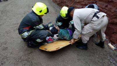 Momento en el que una de las víctimas era atendida por elementos del Bomberos.