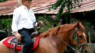 Juan Orlando Hernández en Honduras montando uno de sus caballos en sus fincas de Lempira.