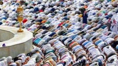 Peregrinos musulmanes rezan alrededor de la Kaaba.