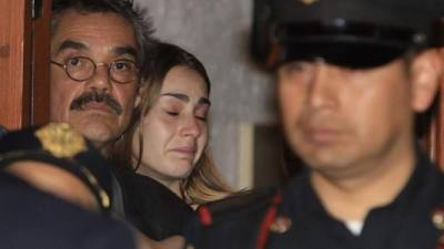 Gonzalo García, hijo del escritor colombiano Gabriel García Márquez, observa a los periodistas que se encuentran fuera de la casa del escritor tras conocerse la noticia de su muerte.