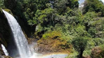 <b>Cataratas de Pulhapanzak (Cortés) </b>Uno de los espectáculos naturales más impactantes del país. Sus más de 40 metros de caída impresionan a cualquiera. Se ubican al sur del departamento de Cortés, en la comunidad de San Buenaventura, a 17 km de San Francisco de Yojoa. Se llega en vehículo por carretera CA-5 y el desvío está claramente señalizado.