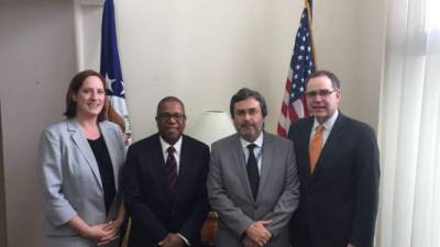 Los diplomáticos de EEUU Heide Fulton y Brian Nichols junto al peruano Juan Jiménez Mayor.